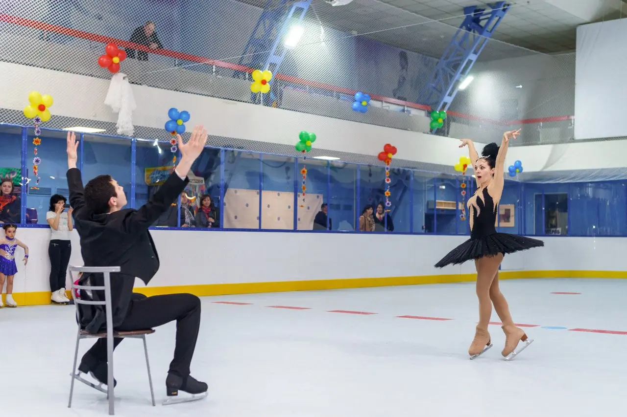 Trening łyżwiarstwa figurowego na lodzie syntetycznym