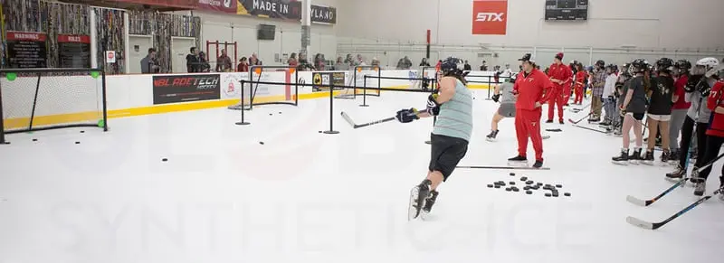 Trening hokeja i łyżwiarstwa figurowego na lodzie syntetycznym