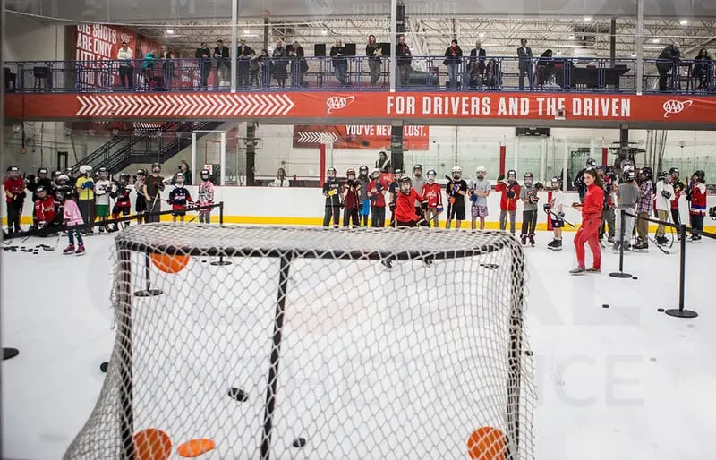 Trening hokeja i łyżwiarstwa figurowego na lodzie syntetycznym