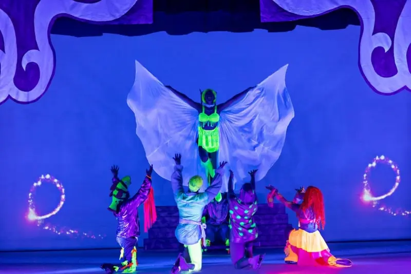 Eventy na lodzie, przedstawienia na syntetycznym lodzie