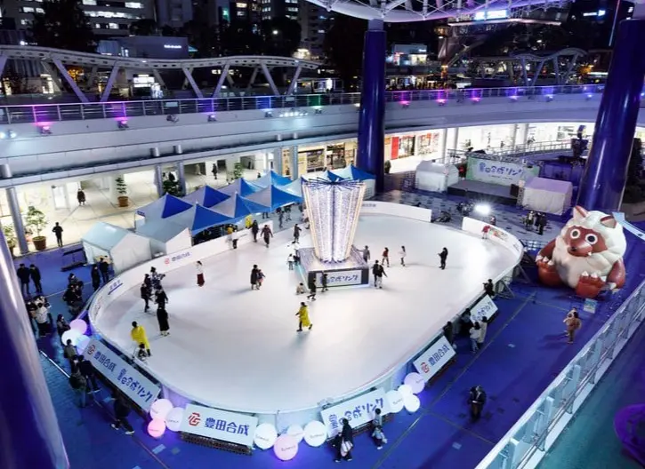 Syntetyczne lodowisko w centrum handlowym, sztuczne lodowisko w centrum handlowym