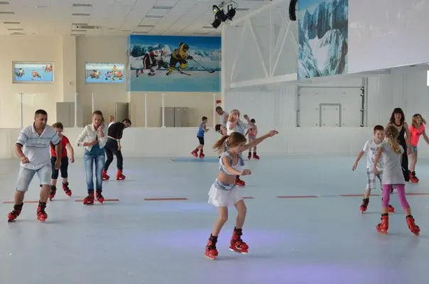 Syntetyczne lodowisko - atrakcja dla dzieci i dorosłych