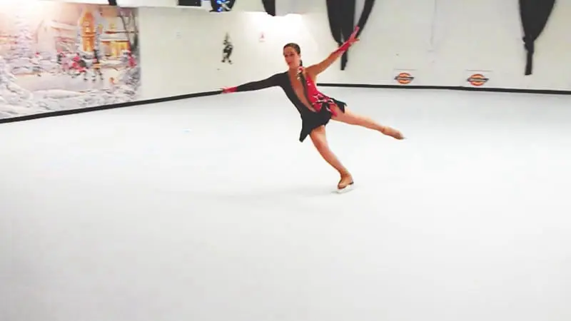 Trening łyżwiarstwa figurowego na lodzie syntetycznym