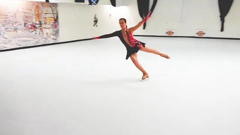 Trening łyżwiarstwa figurowego na lodzie syntetycznym