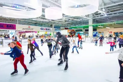 Syntetyczne lodowisko w centrum handlowym, sztuczne lodowisko w centrum handlowym