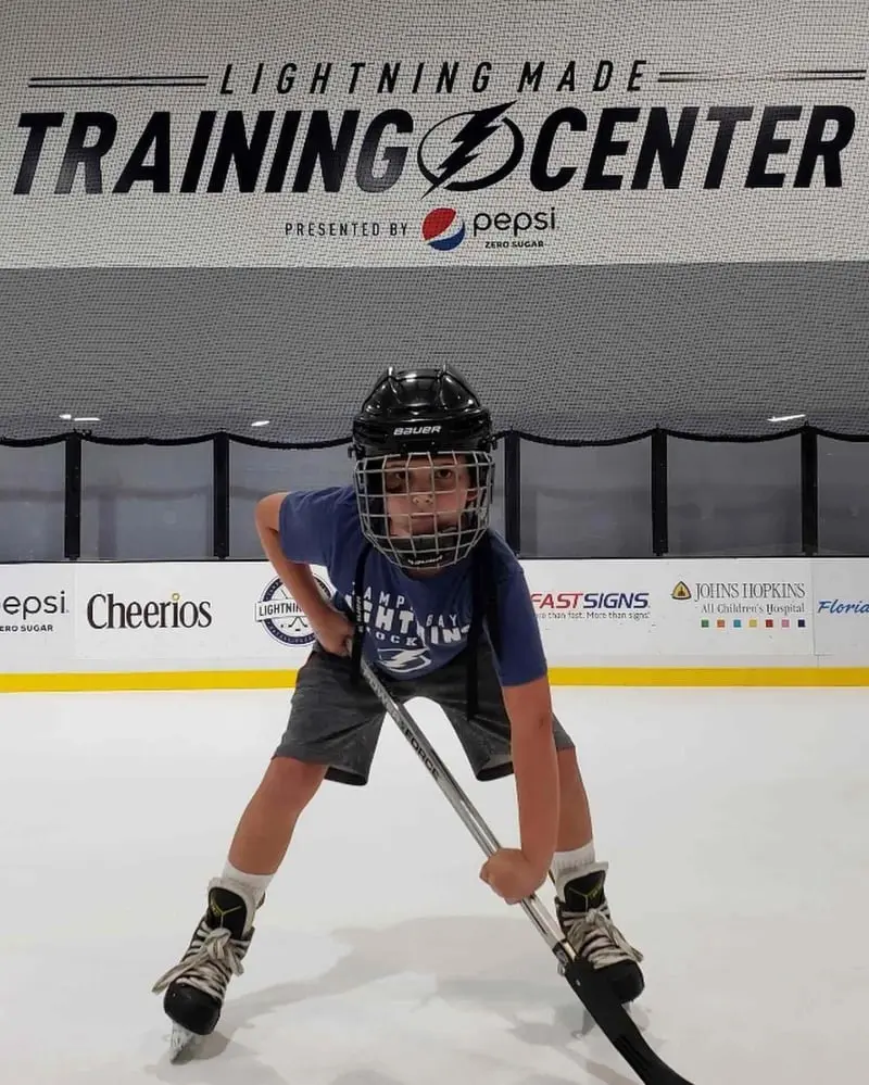 Trening hokeja i łyżwiarstwa figurowego na lodzie syntetycznym
