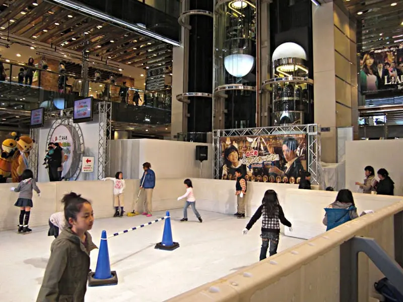 Syntetyczne lodowisko w centrum handlowym, sztuczne lodowisko w centrum handlowym